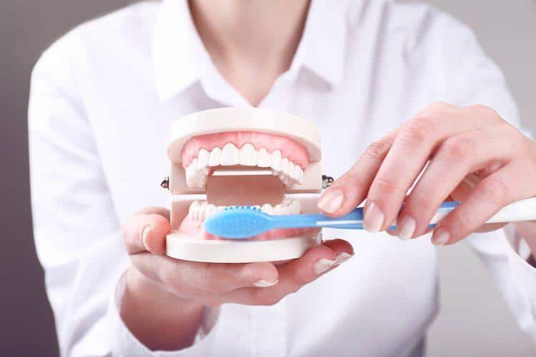 Лікар проводить лікування карієсу у стоматології VA Clinic