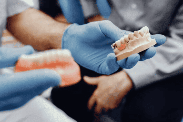Знімний протез у руці стоматолога VA Clinic, Хмельницький