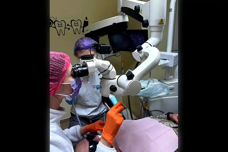 Стоматологічний мікроскоп у кабінеті VA Clinic у Хмельницькому