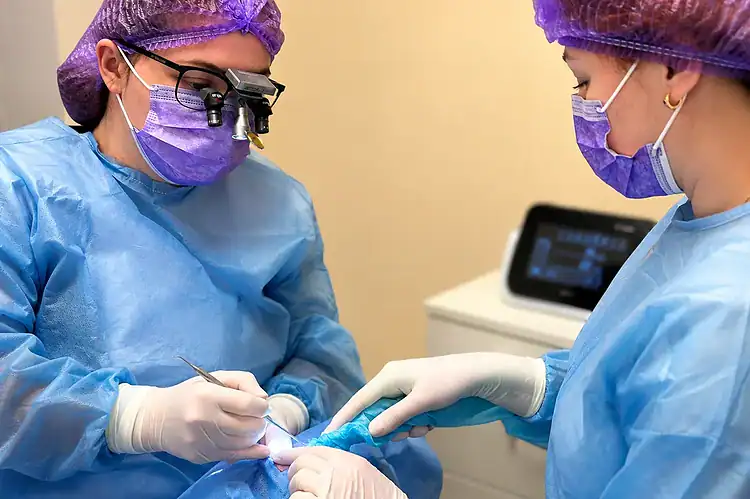 Лікарі VA Clinic проводять імплантацію зубів у Хмельницькому