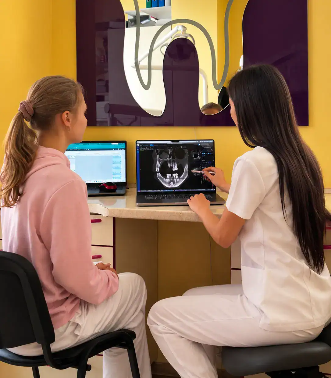 Лікар VA Clinic пояснює пацієнту результати КТ під час консультації