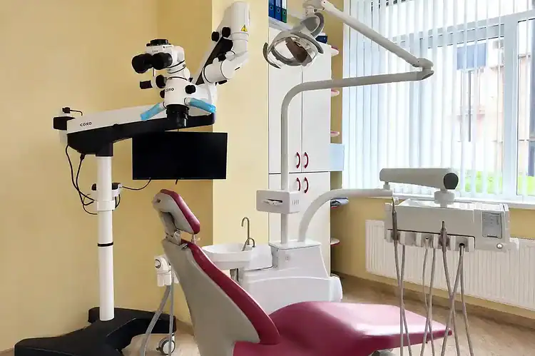 Стоматологічний кабінет з мікроскопом у VA Clinic