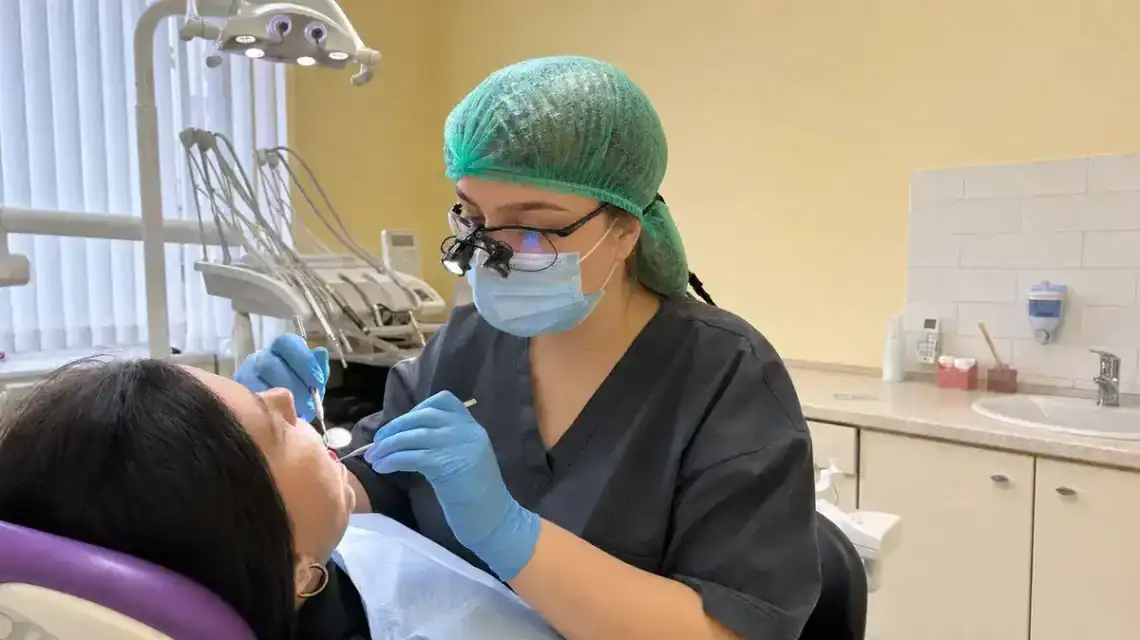 Пародонтолог оглядає ясна пацієнта у VA Clinic Хмельницький
