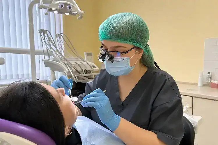 Пародонтолог оглядає ясна пацієнта у VA Clinic Хмельницький