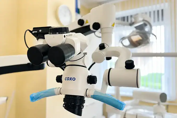 Стоматологічний мікроскоп для лікування кореневих каналів у VA Clinic